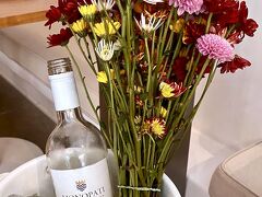 【サンパウロでギリシャ料理】

まずは、白ワイン...

バケツにお花が....すぅ.....す～てき～