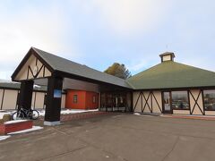 今晩のお宿、ホテルTAITOさんです。
まず予約の確認でフロントに伺ったところ、無事予約されているとのことで一安心。改めて荷物を運ぶことにします。
チェックインの時に晩ご飯の時間と朝食の時間を聞いていただけて、希望の時間を決められるのも嬉しいです。
それとフロントに日の出日の入の時刻が書いてあるのも、さすが！オーナーが写真家和田正宏さんとその家族さんというだけあって、ツボを心得ておられると感心しきりです。
早朝から動いて日没には行動が終わるような動きをするので、朝夕のご飯のタイミングを調整できるのも日の出日の入の時刻がパッとわかるのも、すごくありがたいです。