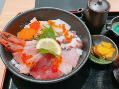 人気店で海鮮丼を食べました！
2000円ほどでした。
海鮮は美味しかったのですが、酢飯ではなく普通の温かいご飯で、海鮮丼は酢飯が好みです。