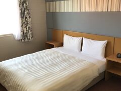 夕食の前にホテルにチェックイン。
今回は、ベッセルホテル石垣島にしました。
ここは市街地でも駐車場無料のホテルで、朝食付き。
レンタサイクルも2時間無料なのでチョイスしました。
部屋も広くてきれいです。