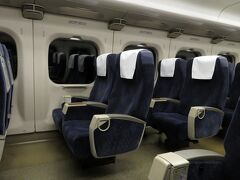 この列車は、通常指定席の2列シート車も自由席。

