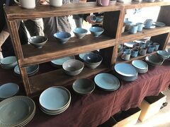 やきものまつりでは、石垣をはじめ八重山の作家さんたちの作品が、展示即売されています。
工房に在庫がないことが多いので、このイベントを楽しみにしていました！

まずは、やまばれ工房さんで、お皿と大きめマグカップを購入。