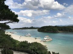 食後は、川平湾へ。
冬なので、日差しが少なくて残念ですが、それでもきれいな海です。