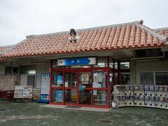レイトチェックアウトぎりぎりになってしまったので、急いで出てきました。

沖縄自動車道の"伊芸サービスエリアです。

シーサーが屋根の上でお出迎えです。