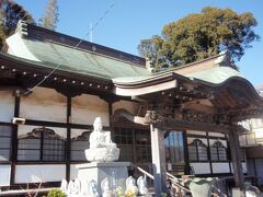 広慶寺（参道両脇に多くの石地蔵が並んでいます）