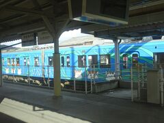 電車は２分遅れで伊賀神戸駅に停車
向こうホームは伊賀鉄道の電車ですね