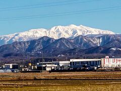 宿に向かう途中、送迎車の窓越しに撮った割には、石川県最高峰「霊峰白山」が青空に映えて、何気にイチオシっぽく感じませんか？w草w

今日は天気がホント良いネ(*´∀｀*)

お隣りの富山も「本気」の日かも…