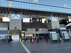 京都駅に到着。

最初は嵐山に行くのですが、途中からはバスで移動するため、バス１日券を京都駅前の交通案内所で買いました。