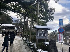 買い物だけのつもりでしたが、電車内の家族が近江町市場で食べ歩きして兼六園行く計画をしていたので、我々もなんとなく兼六園へ。正月無料開放中でした。