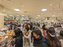 大晦日の夜用の食材を探しに大丸札幌店のデパ地下へ。
大晦日だけあって大混雑です。こんな混雑している店を見るのはコロナ禍になってから始めてかもしれません。