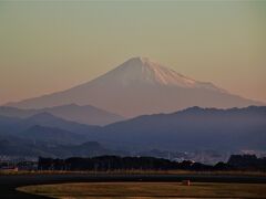 3階の展望デッキに朝の富士山を見に行く。
4か月ぶりの今日も、朝から富士山がばっちり見えた。
この日も朝から晴天。
雪を頂いた富士山と、日の出の時間が重なって、空港からでも神々しい眺め。

やっぱ富士山静岡空港サイコーだわ。
