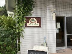 この日は北部までドライブする日。途中川平の人気のパン屋で昼食を買いました。11時で、ほとんど売り切れてました！