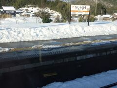 柏原駅の雪景色
関ヶ原の次の駅で、東海道線が滋賀県に入って一駅目です。伊吹山の良く見える場所でも有ります。毎年雪で新幹線が徐行(それ以外の琵琶湖周辺の鉄道は運休)したなんて話は、この辺りから琵琶湖沿いにかけての事で、午前中まで新快速運転取り止めなんて情報も入って来てました