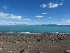 アルヘンチーノ湖の独特の青が目前に。アルヘンチーノ湖はアルゼンチン最大の湖です。