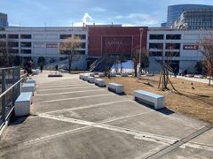 川崎駅西口にある「ラゾーナ川崎プラザ」裏手の通りを歩いています。ＪＲ川崎駅側から見ることの多いラゾーナですが、反対側から見ています。この辺りの雪は完全に解けています。
ラゾーナは、年末・年始は大混雑でしたが今日あたりは少しは落ち着いたかな？