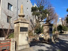 これは、多摩川に架かっていた旧・六郷橋の親柱。
1925年（大正14年）から1984年（昭和59年）まで使われていたもので、2002年（平成14年）に移築されたものです。