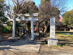 六郷橋を渡ってすぐ左手にある小さい神社が「北野天神」。
今日３カ所目の神社です。
別名が、「落馬止め天神」とか「止め天神」。