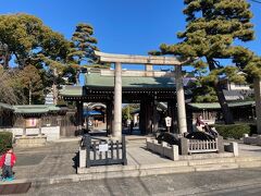 最後にやって来たのが「六郷神社」。
鳥居とその向こうにあるのが神門。切妻造で、左右に透塀を連ね玉垣をめぐらし、六郷の総鎮守らしい風格を漂わせています。

六郷とは、東京都大田区南部、JR蒲田駅付近から多摩川の鉄橋にいたる地区で、かつて八幡塚、高畑、古川、町屋、道塚、雑色の6集落があったことに由来します。現行の地区名では仲六郷、西六郷、東六郷、南六郷に分れます。