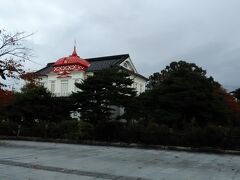 　鶴岡公園の中に建つ大宝館