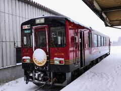 乗車するのは、観光用車両「笑（えみ）」号。
1両編成のかわいい電車。