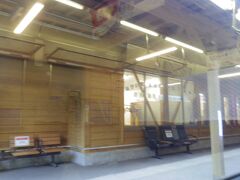 生山駅の近年建て替えられた駅舎は地域間交流施設と共同の建物を使用しているそうで、駅の建物に人がおり少し活気を感じました。