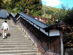 　山門への階段は複数あるのですが、赤い橋からは一番遠くになる根本中堂前の登山口まで歩きます。いざ山寺へ。この階段を上ります。
