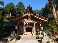 太宰府天満宮から移動して宝満宮 竈門神社へやってきました。
階段を登った先にある正面の本殿です。
