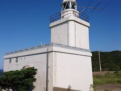 筑前大島灯台　真っ白な作りの灯台です。