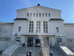 大阪市立美術館では、入館する際に予約が必要で今回、前日に確認すると空きがあったので入館予約をしました。
10時開館ですが、15分前に着くと多くの方が待ってました。