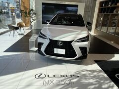 翌週は、有給休暇消化で夏以来のレクサス店へ。
夏の時から色々とありまして久しぶりの来店は、新型のNXが発売され、試乗と検討を！
試乗車は、NX450ｈでレクサス初のPHVです。
試乗した感じは、高さもあって背が高い自分にとっては、乗りやすい。
運転席には、メーターに目線をそらさなくてもフロートガラスにあるヘッドアップディスプレイで速度などを確認出来るので便利でした。
航空機の787の操縦席にあるような感じです。
あとは、ナビの画面が14インチと大きくて見やすいのとデジタルインナーミラーもオプションであったので使いやすい感じ。
試乗などを終えて帰り際にお土産も頂きました。

その翌週も有給休暇を取得して6日間消化で無事20日間100%達成。
100%取得できるか焦ったが無事完了。