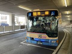 阪急宝塚線で宝塚まで行かず、途中の阪急池田駅で降りて阪急バスに乗ります。
阪急バスに乗るのも2回目です。
阪急バスの車内でも宝塚関係の広告がありました。