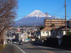 天気が良いので、 自宅からチャリに乗って出かけるコトにしました。源太坂から見る富岳、今日も秀麗です。。