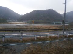  特急やくも9号は新型コロナウイルスの影響で運休していましたが、12月10日より運行が再開されました。
 列車は高梁川に沿って進んでいきます。
 