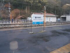  備中神代駅に到着しました。ここから芸備線に入ります。早くも地元の利用客の方が1人下車しました。