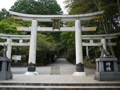三峯神社入口に到着。
通常の鳥居とは形が違っていて、三ツ鳥居という3つの鳥居をくっつけたような珍しい形です。