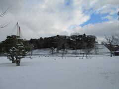 2022/01/01
高速バスに乗って金沢へ。前日から降った雪のおかげで、一面銀世界になっていました。

ちなみに兼六園へ行く場合、「兼六園下」バス停で下車するより「広坂」で下車した方が上り坂を歩かないので楽です(兼六園下バス停は文字通り「兼六園の下」にあります)。