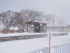 前郷（まえごう）駅に着きました。
あの待合室の前でタブレット交換をしている画像がＨＰにありました。
線路の上には雪が覆いかぶさっていて、
確かに何も通っていないことがわかります。
