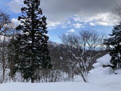 奥社から見た飯綱山。
戸隠スキー場も見えます。