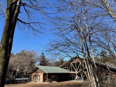 週末に赤城自然園に来るのは初めてです、
シモバシラの話をしたら夫も「見てみたい」とのことで夫は初赤城自然園に。
道中、雪が積もっていたら引き返そうと思っていましたがまったく心配のない山道をぐんぐん上がってきました。

レンゲショウマの咲く時期に訪れた赤城自然園。

https://4travel.jp/travelogue/11641050
https://4travel.jp/travelogue/11705233

