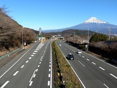 ココは、東名高速道路の富士川サービスエリアから至近。ちょうど上り線の、サービスエリア進入口にあたる地点です。。