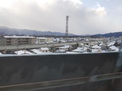 秋田新幹線のE6系「こまち」を切り離して、「盛岡」を発車☆

この高架橋が「秋田新幹線」です。
早い話、旧「田沢湖線」です。笑

在来線のレール幅を新幹線と同じ1435mmに広げて、新幹線と直通できるようにしています。
ある意味、無理やり直通させているようなものです。笑
これは「山形新幹線」も同じです。
なので、旧「田沢湖線」内の最高速度は在来線と同じく130キロです。

「なまはげ」に脅かされて無理に作った、、わけではありません。笑