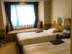 途中ドラッグストアに寄って、足りないものを補充し１５時ホテル到着