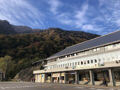 扇沢駅到着。シーズンなので駐車場を心配していました。
コロナということもあってか、7時でも駅前の近い場所に停められました。
チケットはネットであらかじめ予約済。券売機も並ばず発券できました。

ここで名物のお弁当おじさんからお弁当を買いました。
そして関電トンネルを通る電気バスで黒部ダムへ。
このトンネル、昭和の時代に作ったとは思えないほど長く、そして、迷路のように時々分かれ道が現れるのがすごく興味深かった。
黒部ダムに建設時のパネルがあって、じっくり見ていたいほどロマンを感じました。
トンネル萌えーのお姉さまたちも夢中で黒部ダムグッズを買ってたよ。