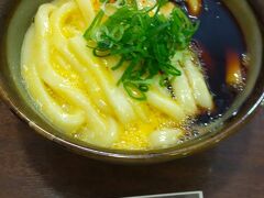 岡田屋さんで伊勢うどん
このあとまっすぐ浦田町バス停まで歩き、宇治山田駅行きバスに乗車。ちょっと不安になるほどローカルな場所を通って、無事駅に到着。