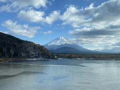 本栖湖へ向かう途中の精進湖からの富士山。精進湖はうっすらと氷が張っていました。