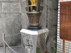 京成上野駅とUENO3153ビルの間にある階段脇に、派手な金色の像がありました。
近づいて確認すると、川柳集の発祥の地であることを記念した史跡でした。
