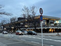 京都市左京区岡崎『ROHM Theatre Kyoto』

『ロームシアター京都（京都会館）』の外観の写真。

行った日や時間帯が違うので、明るかったり暗かったりしますが
お気になさらずに！
（いくつも旅行記を作りたくないので写真をまとめています）