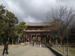 東大寺南大門にやってきました。鎌倉時代のもの。