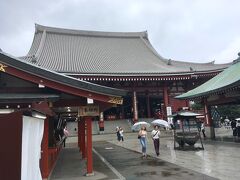 食後に浅草通りを東に歩き、浅草寺へ。
7月9日、10日の四万六千日の日を前に、法要についてのお知らせが出ていました。
恒例のほおずき市は感染症対策のため中止、とのことでした。
