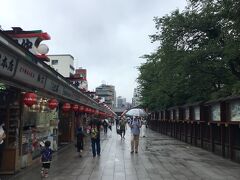 浅草寺の境内も、仲見世通りもこの日はすいていました。
ほとんどのお店が開いていましたが、人の入りは少な目に感じました。
以前は外人の姿をよく見かけましたが、見た限りは国内の人ばかりでした。
